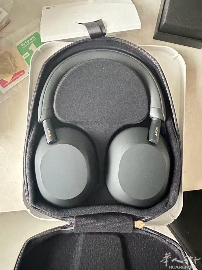 索尼wh 1000 xm5 黑色，买了有一年了几户没用过几次99新，耳机没有任何