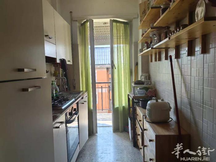 罗马地铁A线giulio 两个大房间搭铺 精装修 大双人床 空调 大阳台