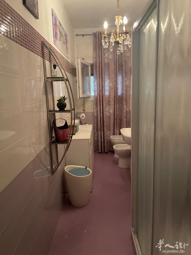 整房出租。quarto oggiaro via Filippo Pisis 29 3楼两个大阳台 楼下有有仓库 有内部门栏大停车场 里面什么都齐全。厨房冰箱空调都有拎包入住。三个大房间。房租1600欧。没有中介费。煤气水电费自付 压2付一。7月7日可以入住。需要可以提前预约。房子以定金为准。电话3393374808微信同号