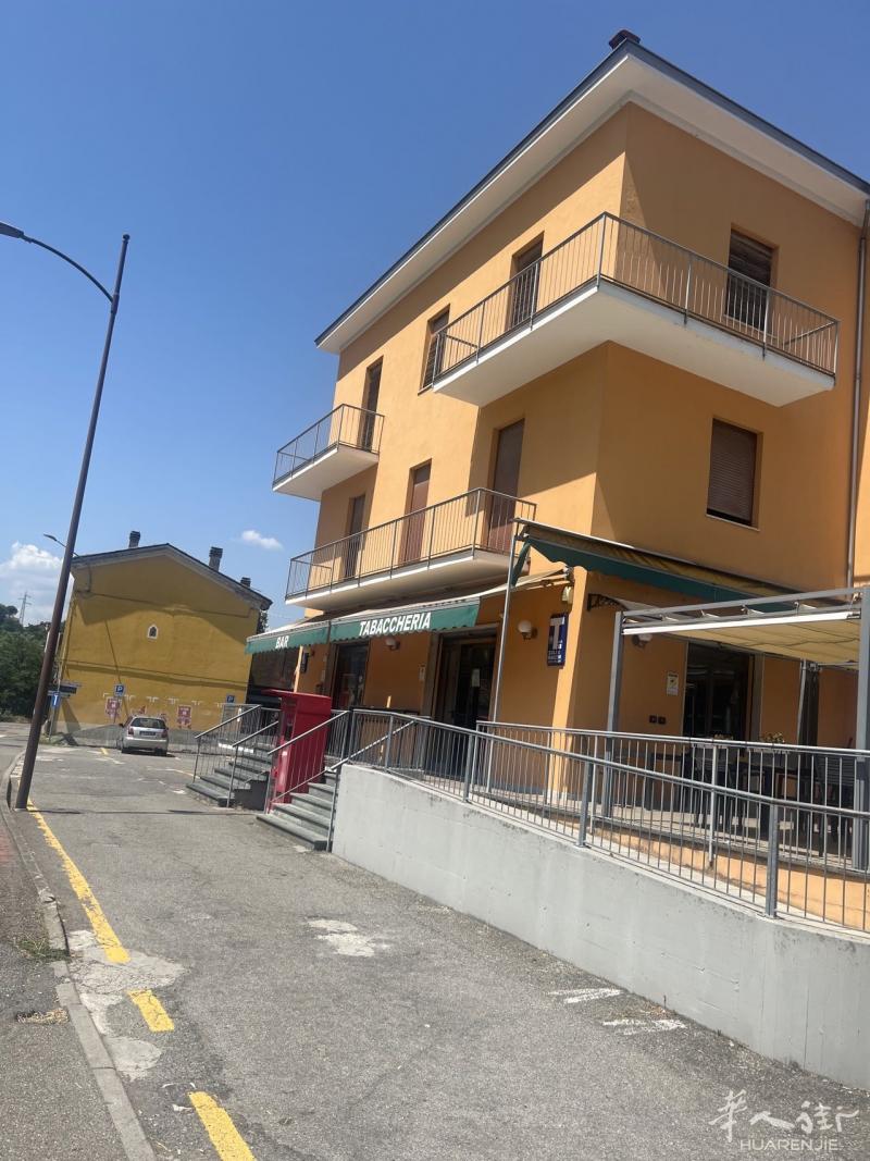 Parma 边上小城，烟吧酒吧书摊一体转让，位置佳