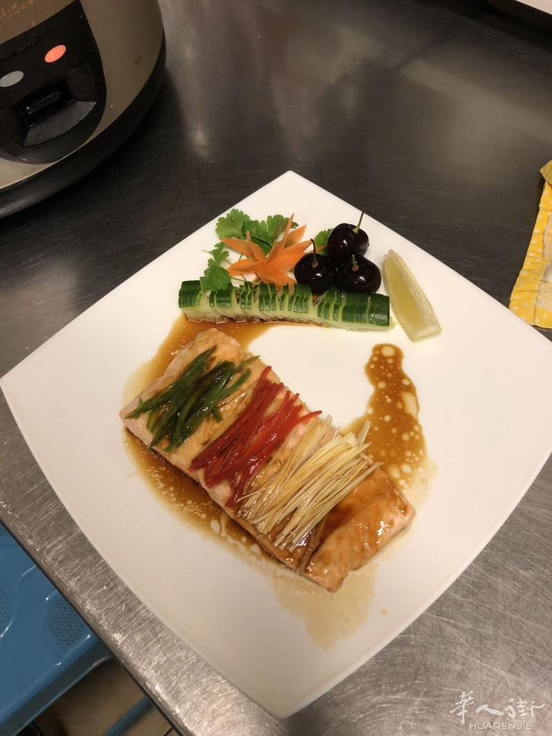 找中餐厨师工作，我有中级厨师证，也有烹饪学校的毕业