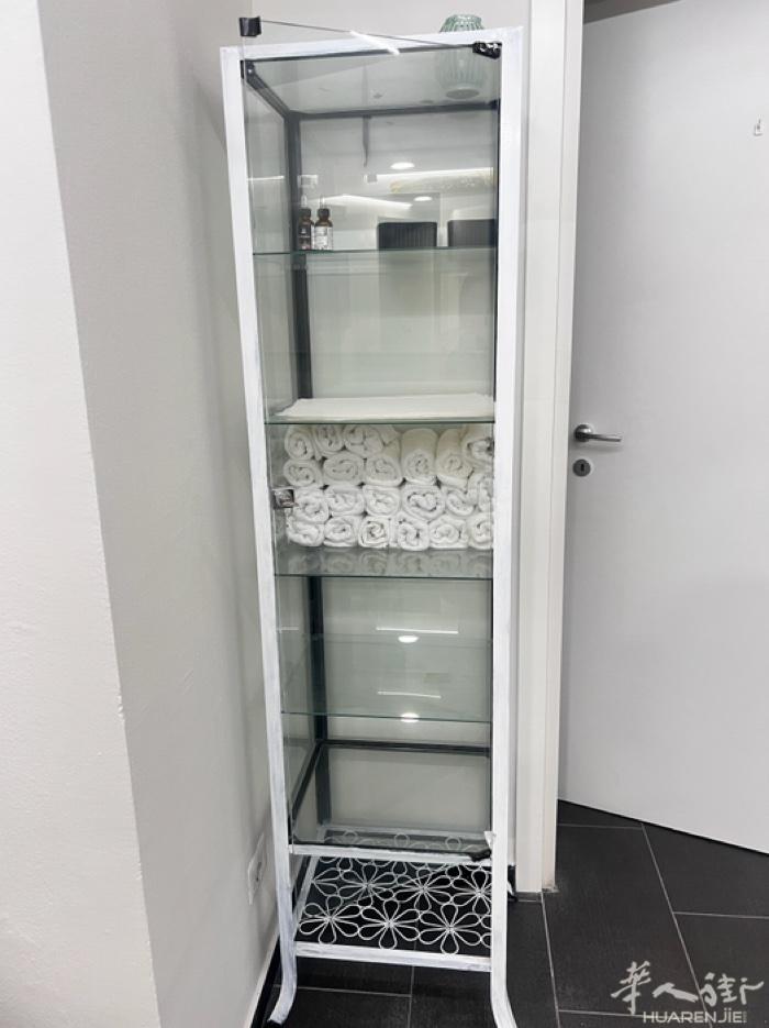 大甩卖 出一个柜子可以当包包展示架 出桌子柜子椅子有需要什么联系我 自提