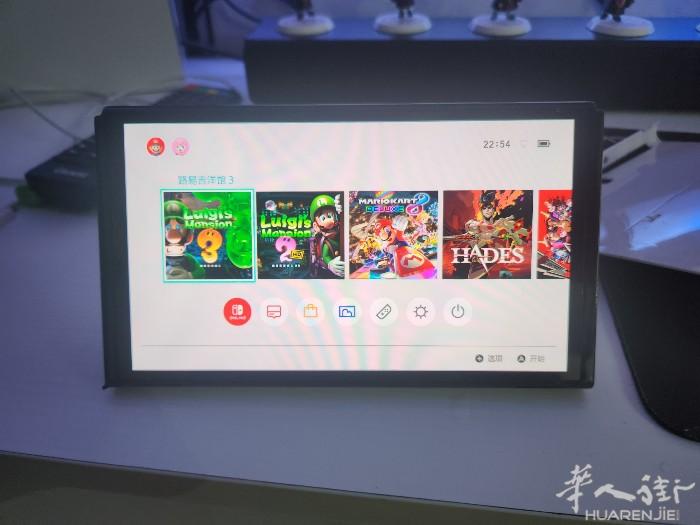 出售一个硬破的switch oled...几乎全新，方便玩游戏，配件齐全。另外配