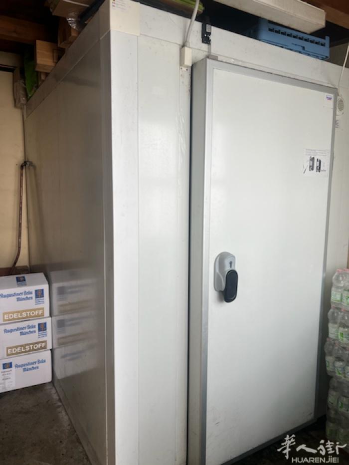免费送大冰柜，八成新，自行拆卸运走。 由于本人要装修换设备。 在米兰边pavia