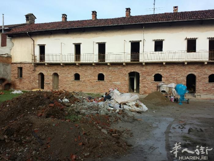 Pavia附近的Cascina Barbavara 有一栋别墅出售，占地面积总共
