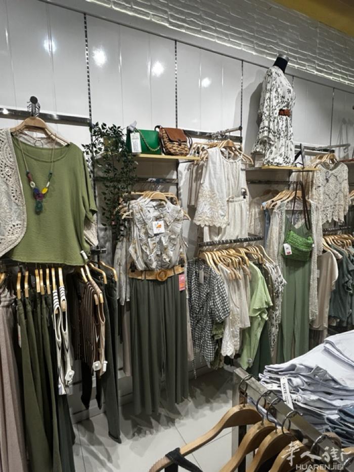 马德里市中心服装店转让，位于大街位置好人流量大，店面方正，房租两千，店面面积20