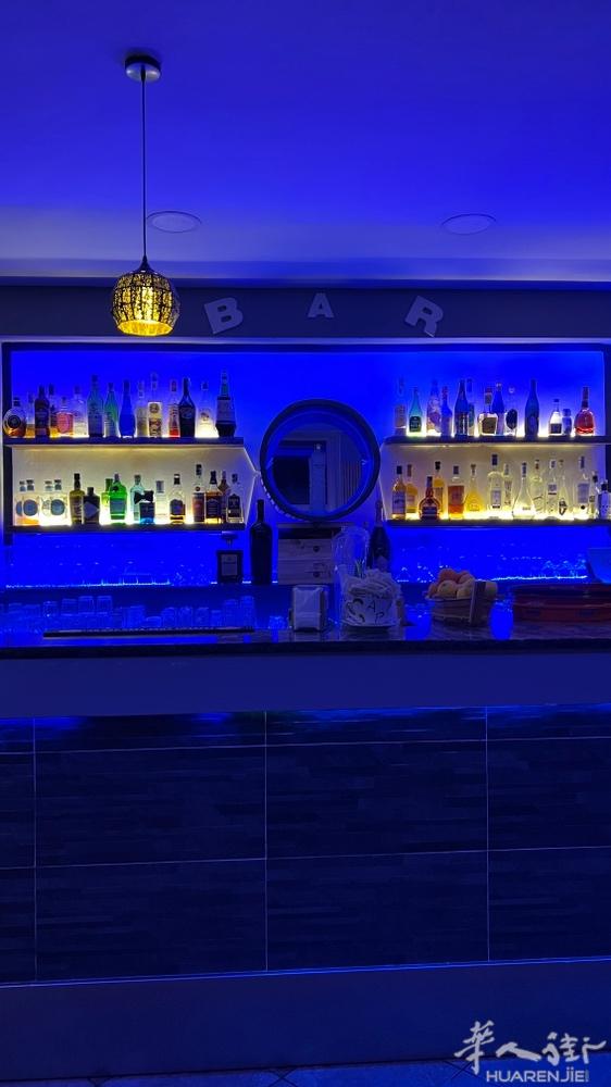Muggiò 米兰边酒吧转让，店面大概有170mq ，有小厨房，较大的地下室，有