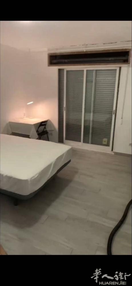 《马德里6号线Carpetana四居室出租》  三个大床房，一个单人床，煤气炉，