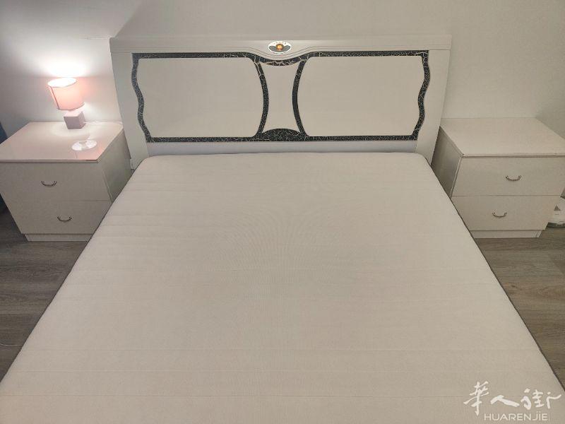 出售二手家具床160X200十床垫十两个床头柜150€ 电视机100 creteil自取0665321708发信息