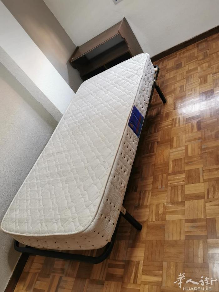 马德里近郊4张九成新16杠的90*200,床架1张50欧,2张床垫1张50欧,几