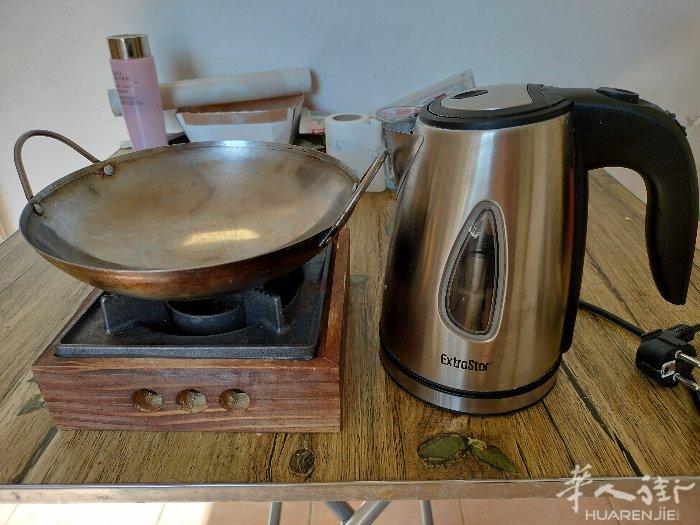 韩国烤肉盘+酒精炉+水壶！！15欧，谁要自己来拿！！微信：15188588869