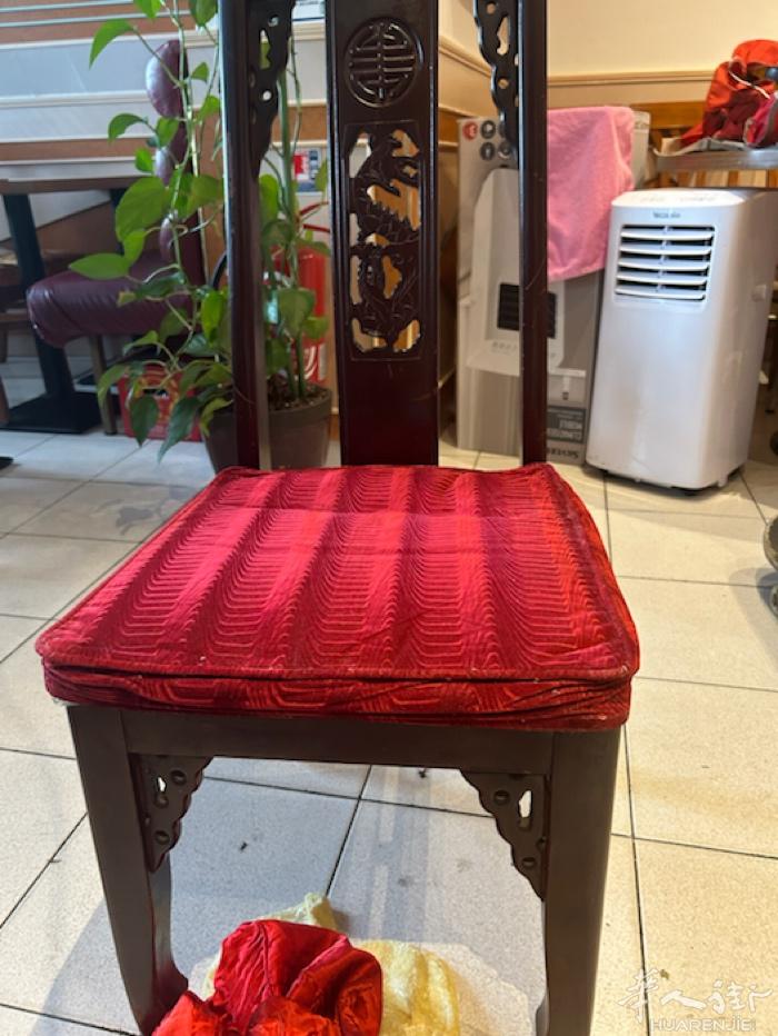 出中餐实木椅有四十来张，送三套椅垫套，红，黄，酒红色(bordeaux)