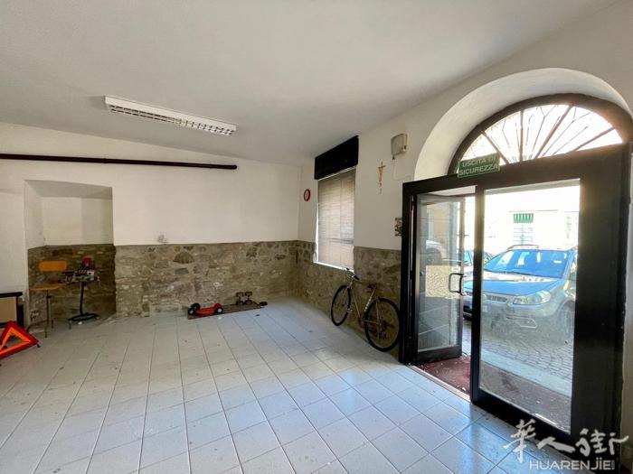Alzate Brianza, Como 出售商业店铺  私人电话☎️：+39