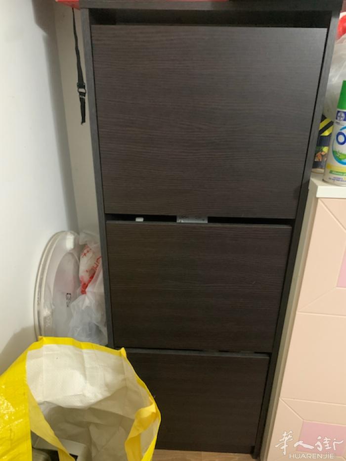 鞋柜一个30/35欧，床头柜25欧，都很新