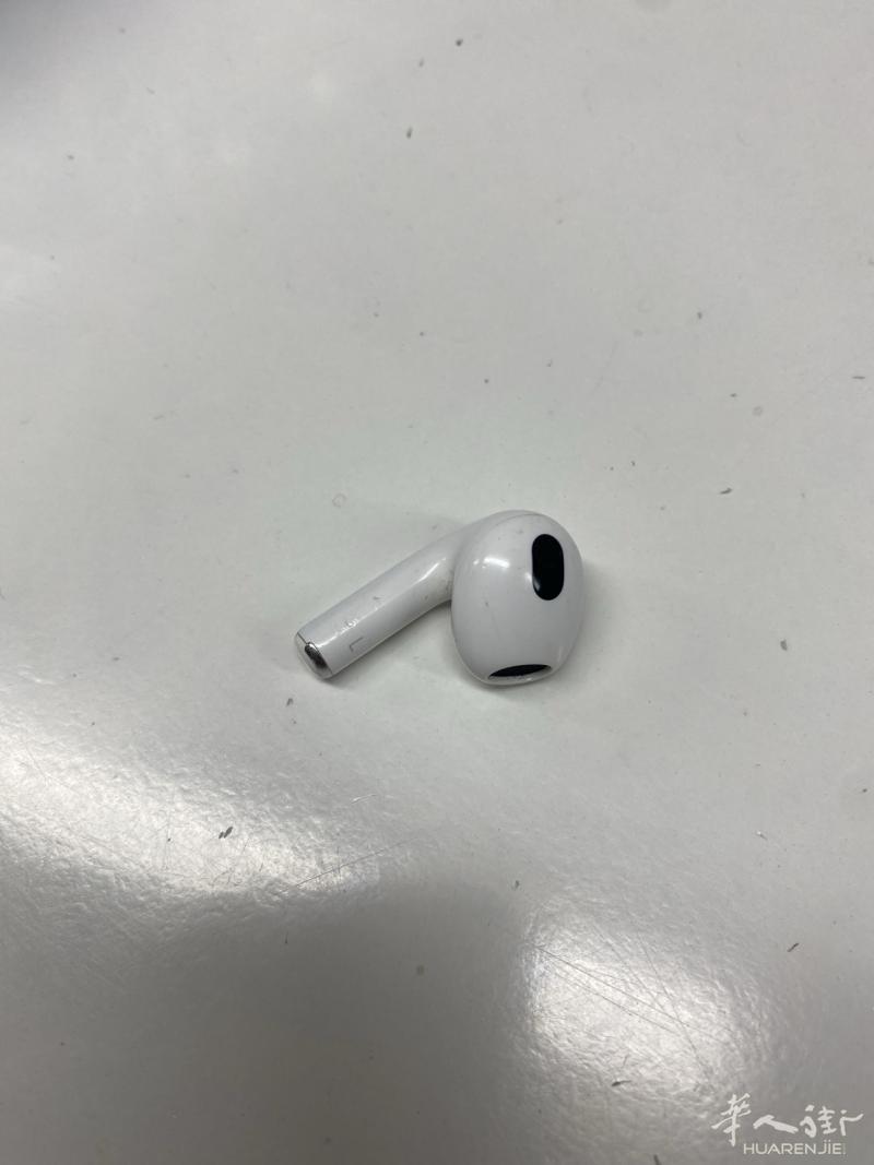 出闲置的，原装苹果左耳机一个，有需要的联络3773