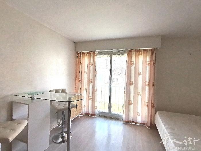 92省富人区Chatenay Malabry 独立studio出售,一楼带厨房卫