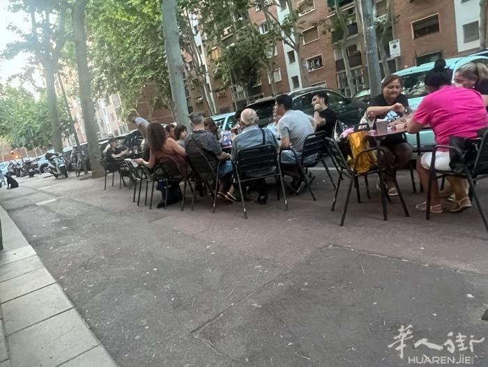 巴塞罗那 Sant Martín 区分酒吧转让，店面方正 全玻璃窗位于公园旁，附