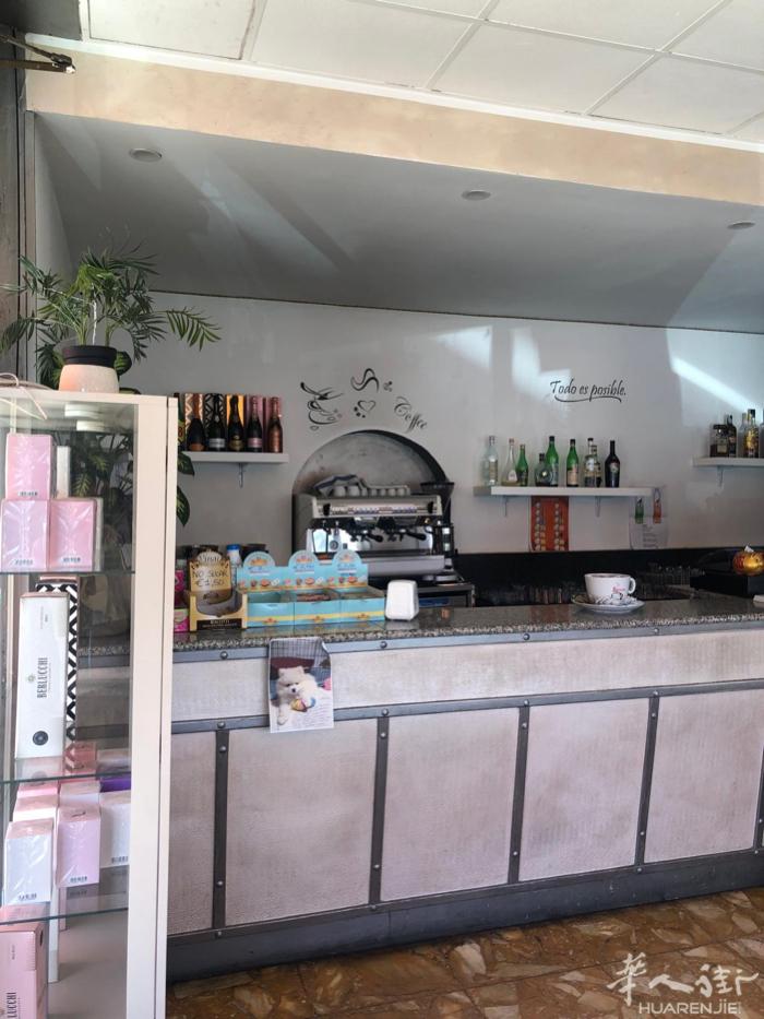 Vercelli 酒吧位于超市对面，附近有（加油站、药店、烟草店等）以及主要道路