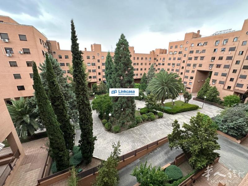 马德里三居两卫带车库，旁边就是centro salud，运动中心，游泳池