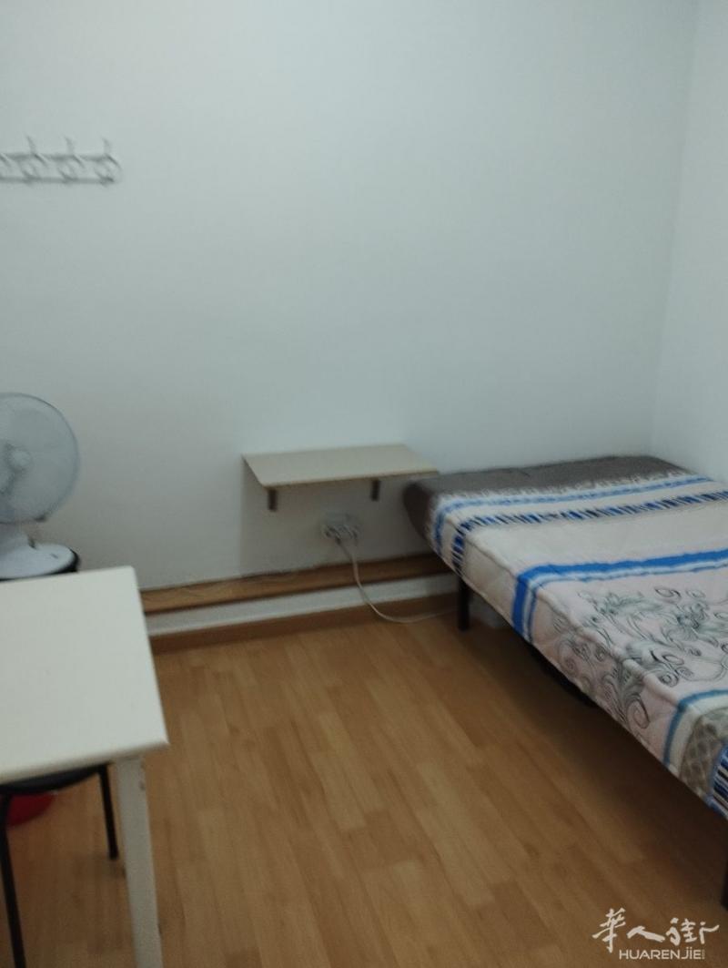 巴塞罗那阳光旅馆位于市中心，离地铁口2分钟，交通便利。本店设有:钟点房，夫妻间，单人间，多人间，家庭型房间，短期出租，也可日租。微信：yangguang10247电话699590400