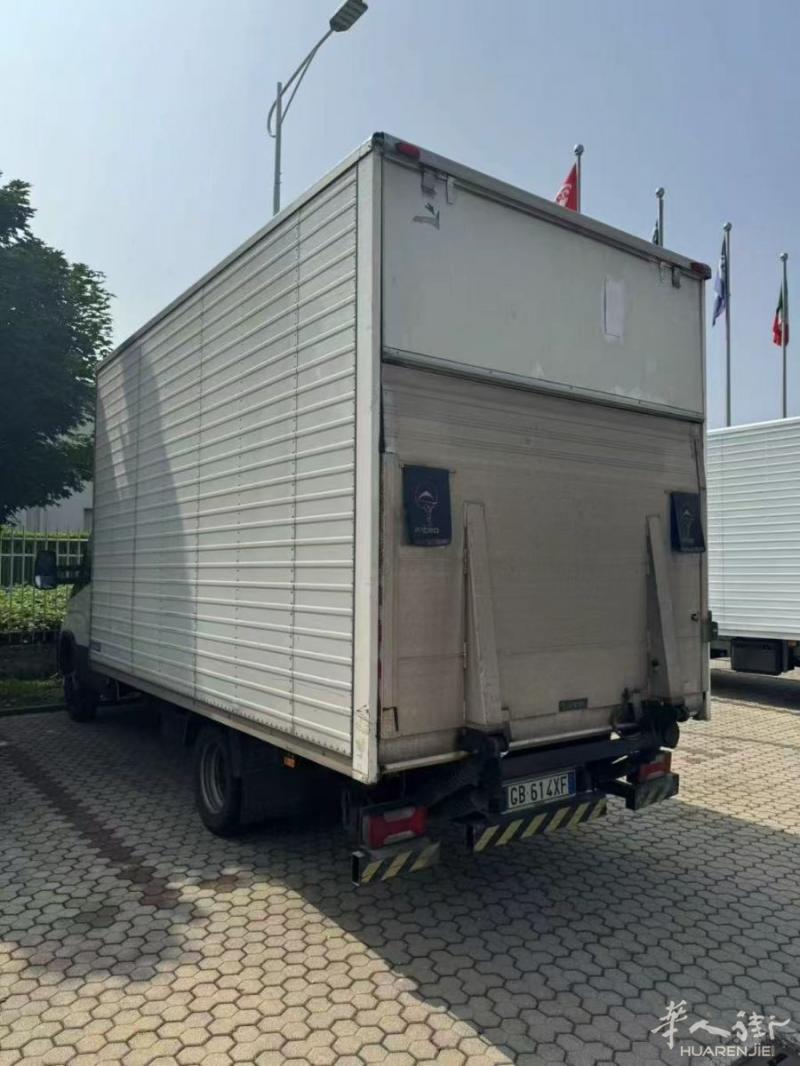 车品牌：IVECO带 SPONDA公里数：452227 km保养良好，按时做TAGLIANDO。 适合短距离运输价格 25000 欧联系电话 039 2847023