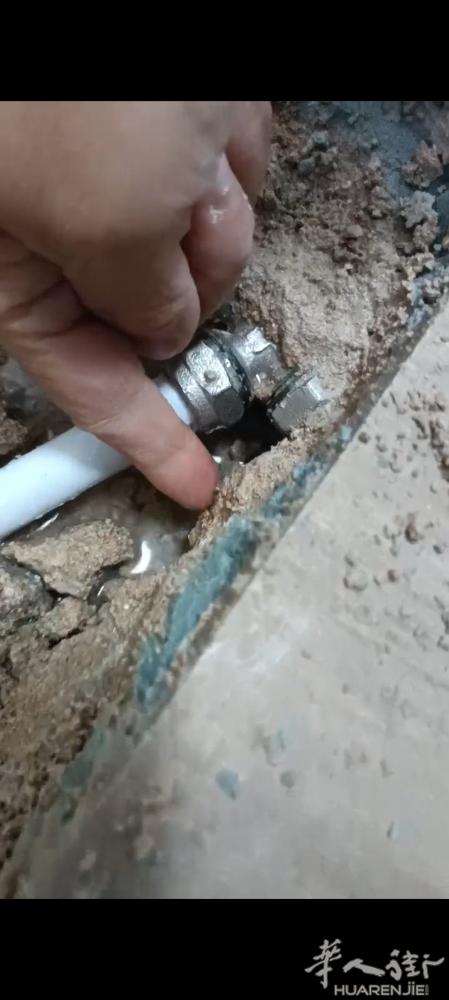 维修水管漏水