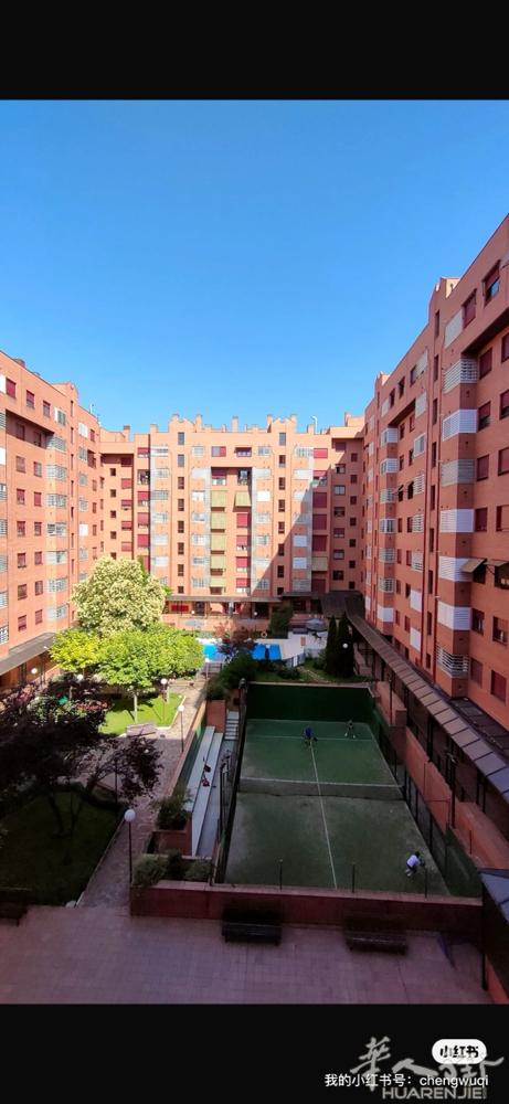 小区环境好，房子就在manzanares河边，每天都能散步看风景 地铁pir