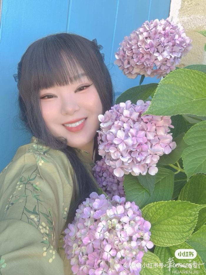 每天晨起和花儿贴贴脸儿～🌸🌸 虽没有睡够，但有天然葡萄地儿，美丽花儿相伴，开