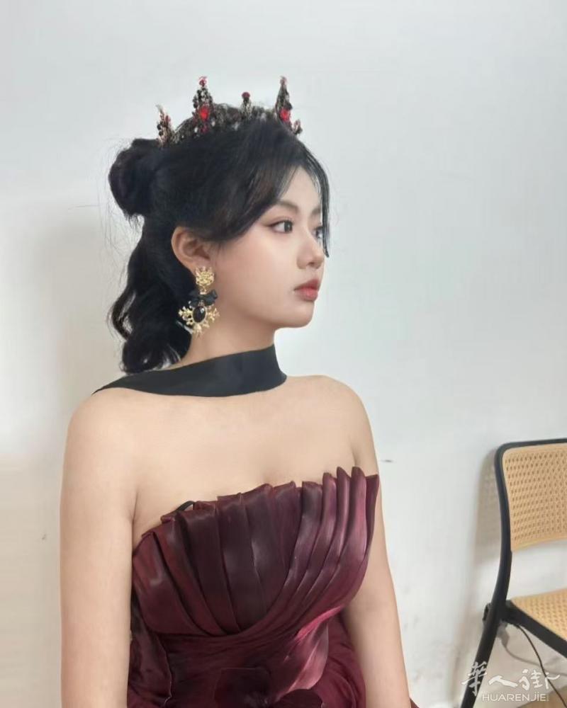 本人00后化妆师刚从国内进修回来，主要是画新娘跟妆和订婚妆，其次也接日常妆，生日妆，韩妆，轻泰妆，舞台妆等…以下图都是一些我画过的素人，感兴趣的宝子可以➕图6中v质询我（目前不接cos妆谢谢）