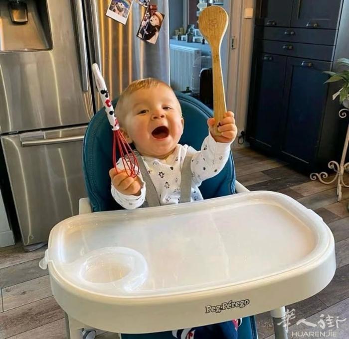 婴幼儿餐桌椅。9成新。100欧，小巴黎自取。
