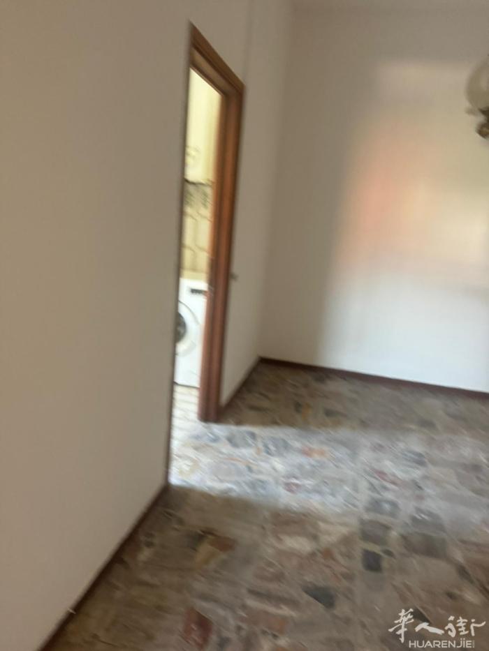 普拉托体育馆conad 附近二房一厅出租 厅带厨房 没有家具 二楼没有电梯 可住