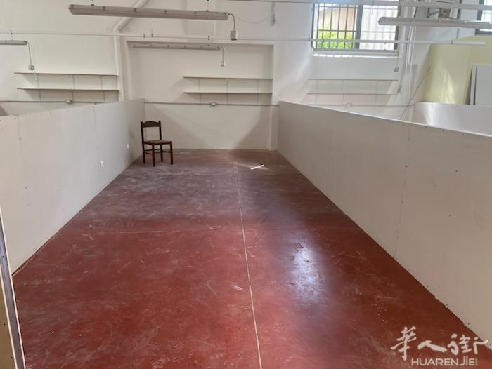 strozzi邮局对面红绿灯对面往中国人酒吧方向这一代有新工厂搭铺，工厂有空调有