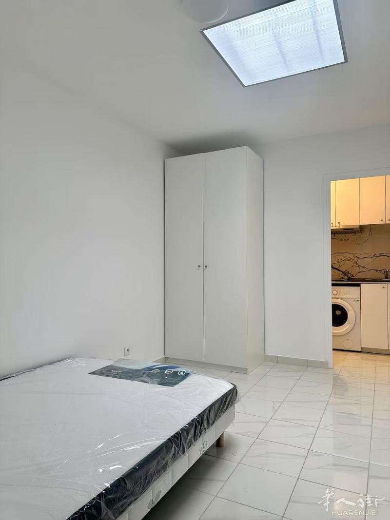 94省,Villejuif(94800) (ID：205459) 15平的 studio  房间数1  卧室数1  有家具