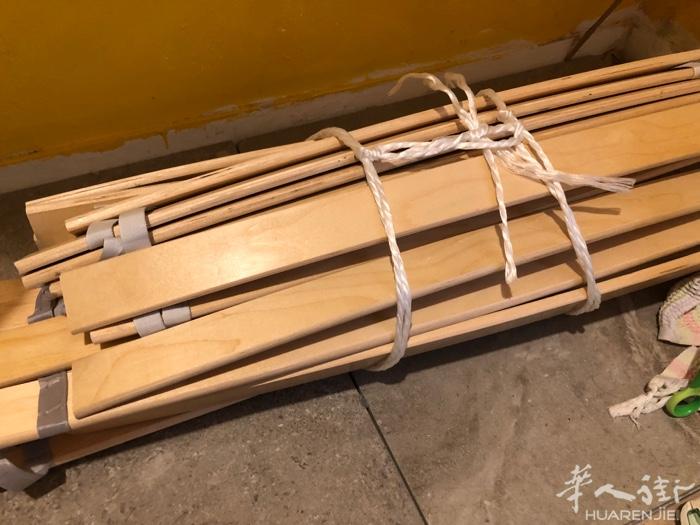 宜家床架 80x200cm 一共两个 其中一个的一片木片有断裂，另一个是完好的