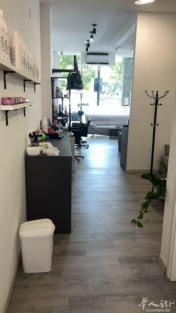 威尼斯周边城市全新装修老外理发店带美甲店，还带有桑拿房，由于人手不足要转让，有意者可以自己联系老外，电话号码3394295657