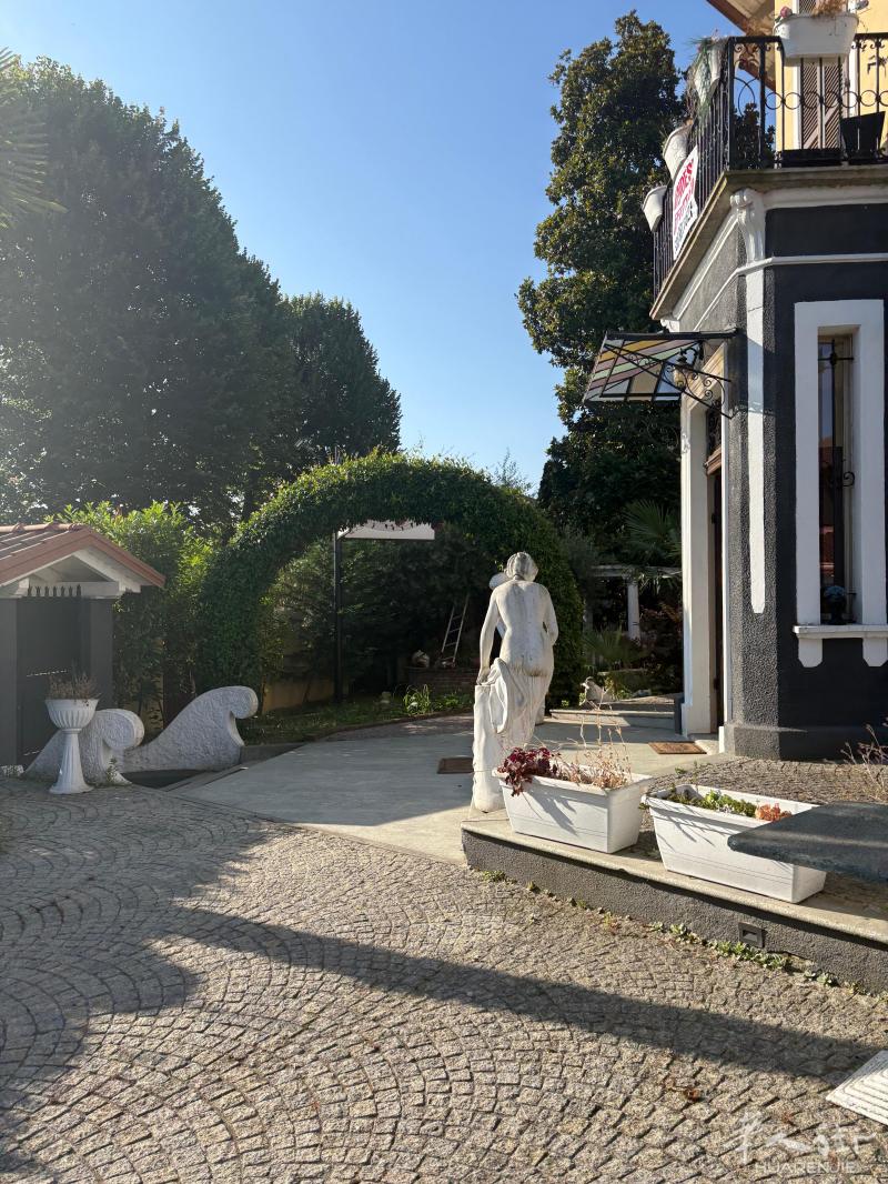 VILLA IN VENDITA CON SPA E PISCINA VEROLENGO (TORINO)