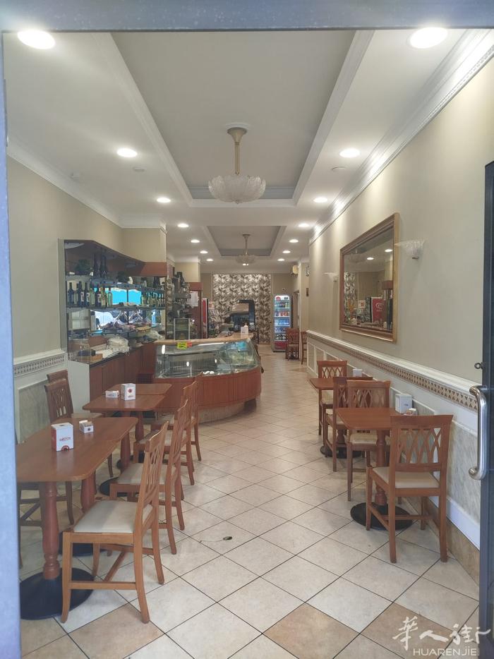 Roma临近圣彼得大教堂的营业中酒吧、糕点店、小吃店转让  店铺面积：110平方