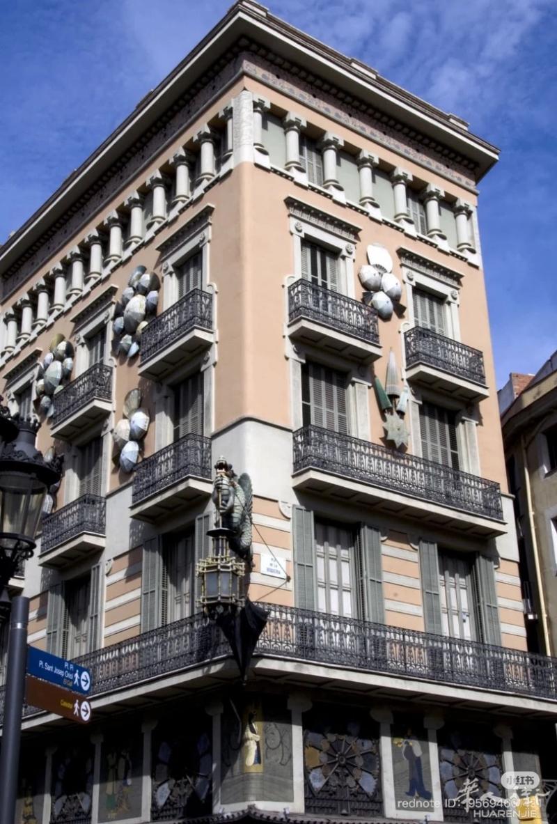 巴塞市中心套房出租,鸽子广场 Rambla大街附近,地铁L1/L3/L2及多条小火车可达,三居整租,整洁干净,交通极其便利,商店林立.