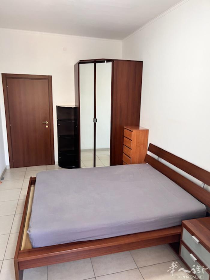 米兰precotto红线地铁口单间带阳台出租，住家舒适干净整洁，家具齐全，包水电