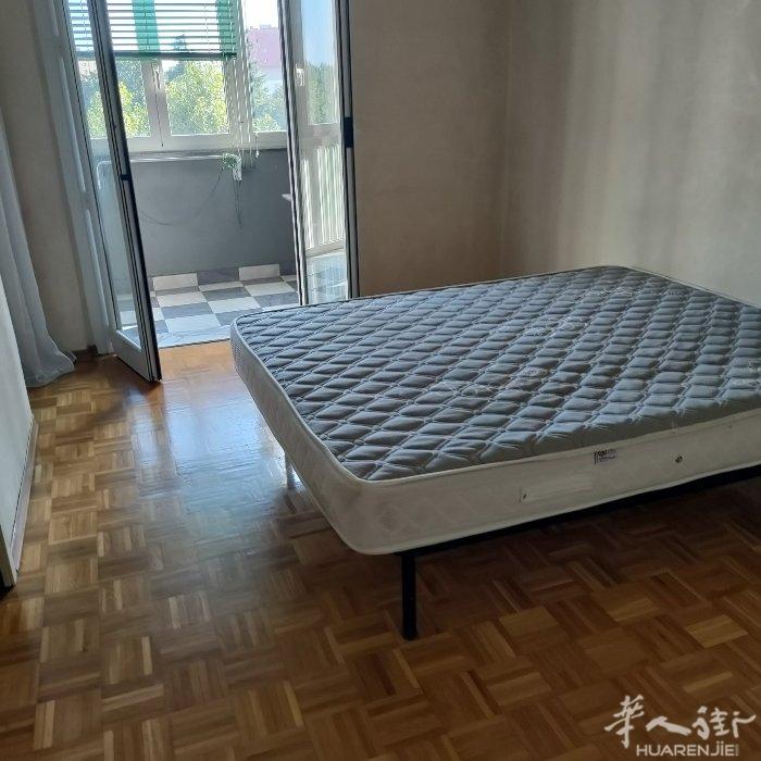 大房间出租 urguay 地铁口 走路 5 分钟环境非常好式和上班族