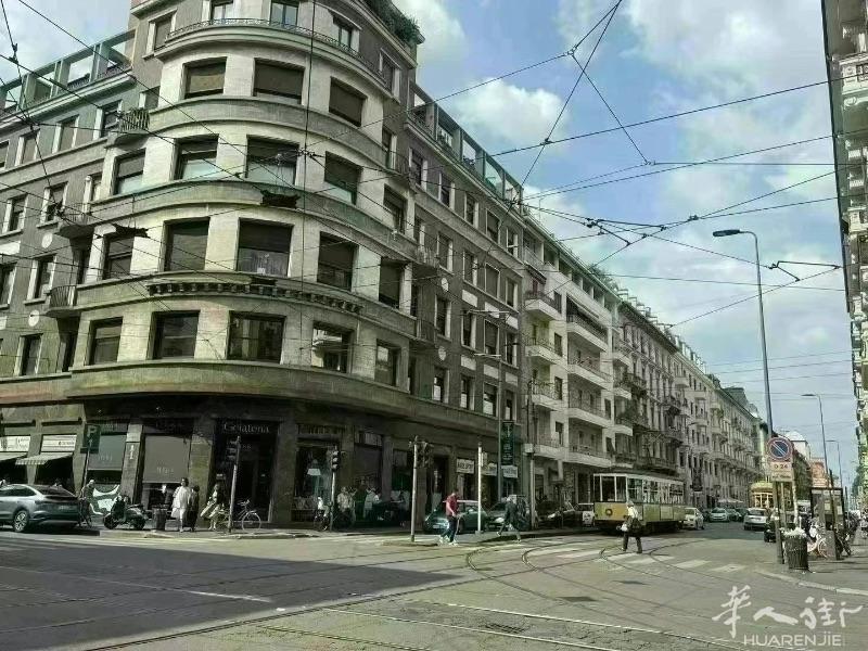 售价32.5万！米兰中心火车站附近好位置店铺出售，永久产权，在Via Settembrini商业街，人流量大。一个门面，商业面积114平方。有超大地下室，地下室和店铺相通。目前租给国人开理发美甲店。房租每月1400包物业费（物业费一年约1500）。买了能马上收租金！意佳房产中介电话3338031571，微信c3338031571