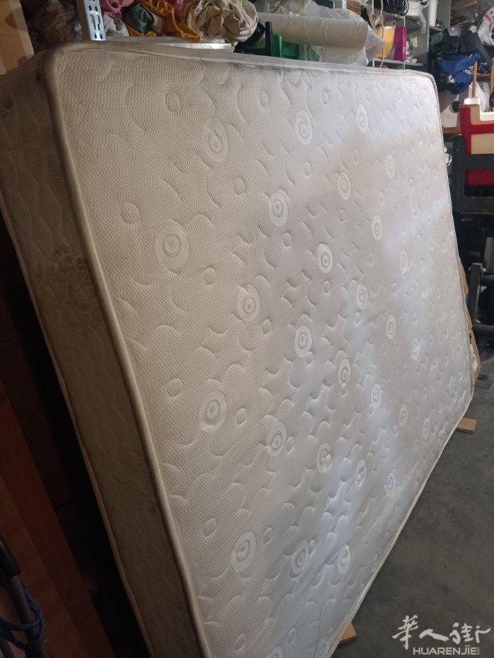 160×200 中式超硬床垫配二个80×200 床架附带八个脚让260 欧。