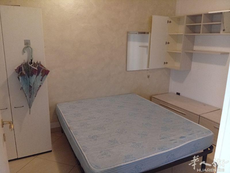 Rovigo 市中心边有大床房搭铺。有院子。使用方便。适合夫妻个人。长期可便宜3283389880
