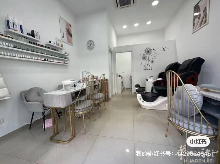 米兰市中心美甲店转让，地理位置好，客流量很大，单价高。3手2脚1脱毛房，房租加l