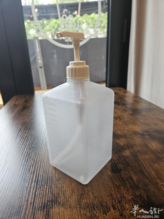 sauce 瓶 siro 瓶 都可以，非常实用总共有六个。10欧一个全拿50欧
