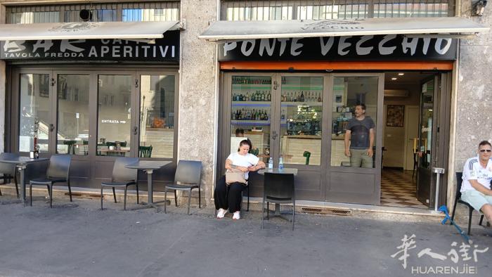 出售米兰Alzaia Naviglio Pavese的一家酒吧咖啡馆，经营冷餐和