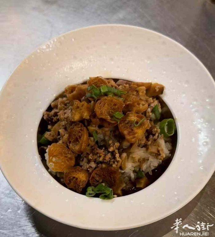 米兰老孙家中餐特色，沙拉油条虾，￼大虾，鸡爪煲，脆皮锅贴，酸汤肥牛，冒烤鸭，大盘