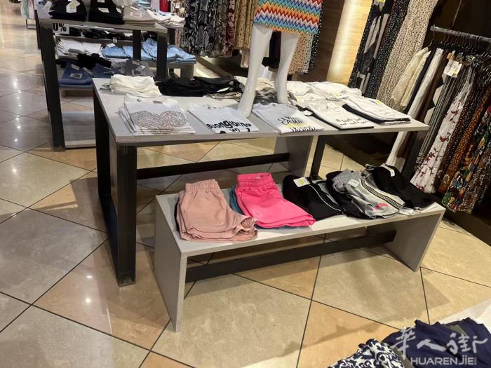 modena服装店出闲置  有服装店的所有设备防盗门，防盗扣，防盗钉，全身和半身