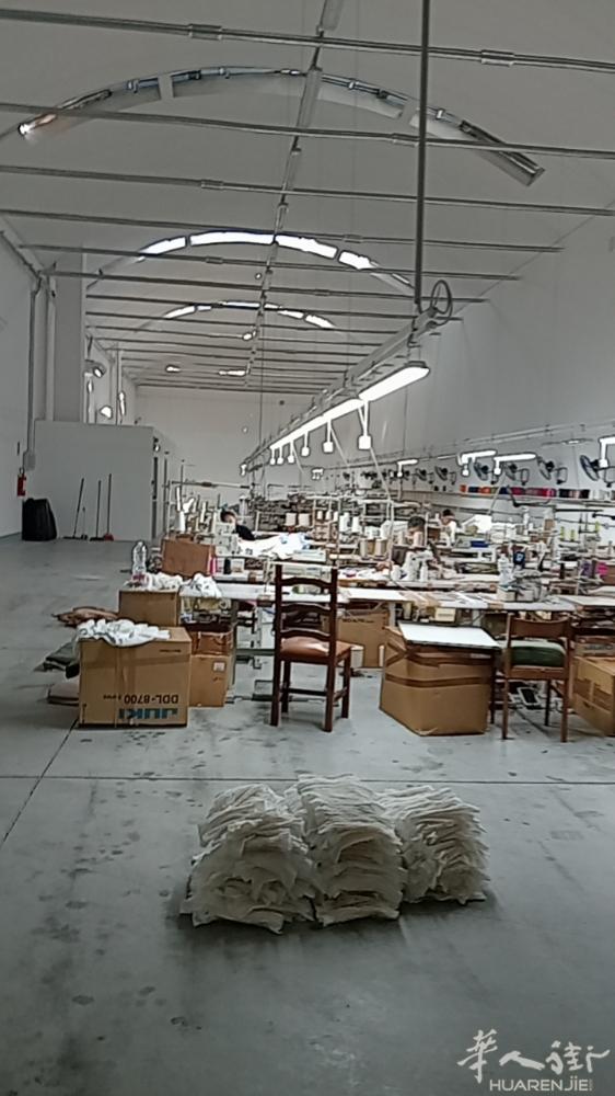 中国街欧海超市斜对面有工厂搭铺.里面有空调.位置大.环境好、备居留.需签工