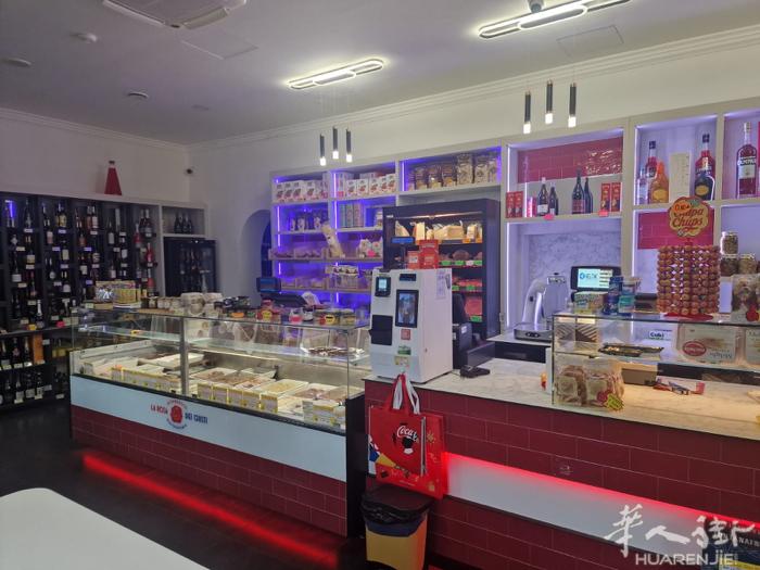 帮老外转发店铺转让 她打算连墙一起卖 一共130平方 仓库 还有90平方 地址是
